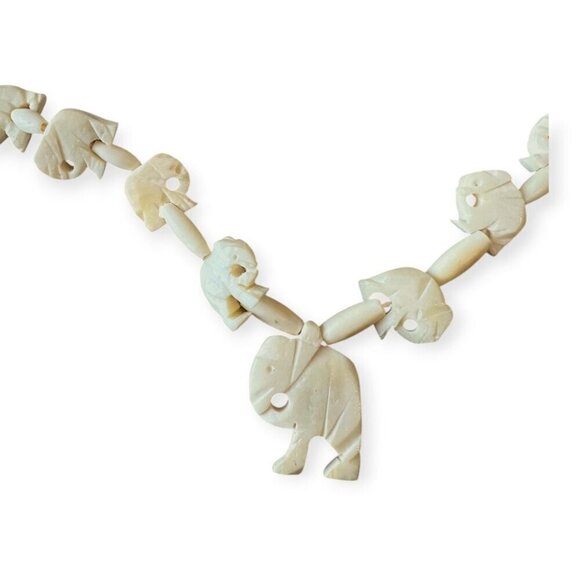 Vintage Carved Elephant Necklace from India, 70s - Picture 5 of 8